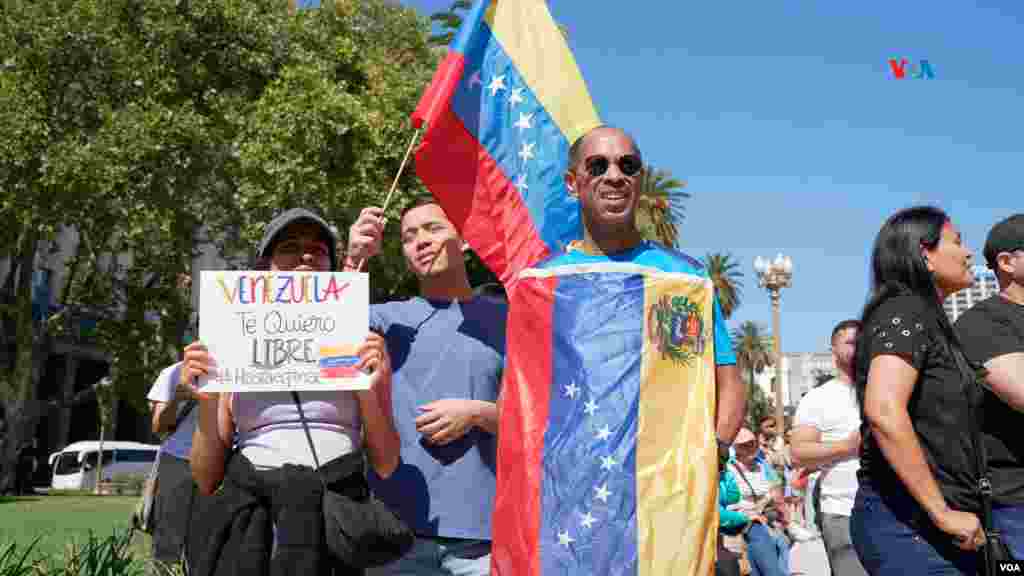 Ciento de venezolanos se concentraron en la Plaza de Mayo frente a la casa de gobierno argentina. 