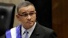 ARCHIVO - El presidente de El Salvador, Mauricio Funes, acude a la Asamblea Nacional antes de su intervención para conmemorar su tercer aniversario en el cargo en San Salvador, El Salvador. 