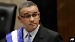ARCHIVO - El presidente de El Salvador, Mauricio Funes, acude a la Asamblea Nacional antes de su intervención para conmemorar su tercer aniversario en el cargo en San Salvador, El Salvador. 
