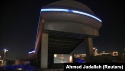 Orang-orang duduk di mobil mereka menonton film di bioskop drive-in di Mall of the Emirates, di tengah COVID-19, di Dubai, Uni Emirat Arab, 13 Mei 2020. (Foto: Reuters / Ahmed Jadallah)