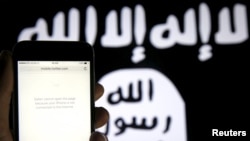 Situs web Twitter terlihat di layar telepon tanpa koneksi internet di depan bendera ISIS. (Foto:Ilustrasi)
