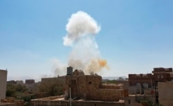 Asap mengepul setelah serangan udara pimpinan Saudi di pangkalan militer di Sanaa, Yaman, 7 Maret 2021. (Foto: AP)