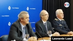El ministro del Interior de Uruguay, Jorge Larrañaga, (izquierda) junto a autoridades de la cartera de Estado. [Foto: Leonardo Luzzi/VOA]