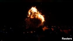 Une explosion après une frappe aérienne israélienne, à Gaza, le 12 novembre 2018. Reuters