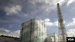 Reaktor PLTN Fukushima Daiichi No. 6 (kiri) dan No.5 (20/2).