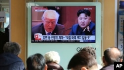 도널드 트럼프 미국 대통령이 북한을 테러지원국으로 재지정한 다음날인 21일 한국 서울역 대형 TV에 관련 뉴스가 나오고 있다.