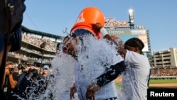 Compañeros de Miguel Cabrera lo bañan mientras conversa con la prensa tras su último juego, en el Comerica Park, en Detroit, este domingo 1 de octubre de 2023.
