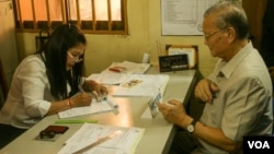 FILE - Head of National Election Committee, Sik Bun Hok register to vote for the local elections which will take place next year, in Phnom Penh, on Thursday, September 1, 2016. (Hean Socheata/VOA Khmer)