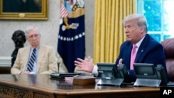 El presidente Donald Trump se reúne en la Casa Blanca con líderes republicanos, a su izquierda, el líder de la mayoría republicana del Senado, Mitch McConnell. 20 de julio de 2020.