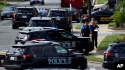 La policía asegura el edificio donde funciona el diario Capital Gazette en Annapolis, Maryland, donde un tiroteo dejó 5 muertos y varios heridos el jueves 28 de junio de 2018. 