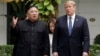 2019年2月28日美国总统特朗普和朝鲜领导人金正恩在越南河内见面后散步。