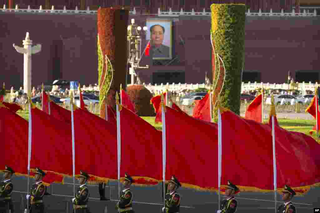 សមាជិកកងទាហានកិត្តិយសឈរជាជួរដើម្បីស្វាគមន៍ប្រធានាធិតបីនីហ្សេរីយ៉ាលោក Mahamadou Issoufou នៅវិមាន Great Hall នៃប្រជាជនប៉េកាំង។