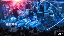 新闻记者和嘉宾2019年1月24日在华为在北京举行的新闻发布会上观看视频短片。