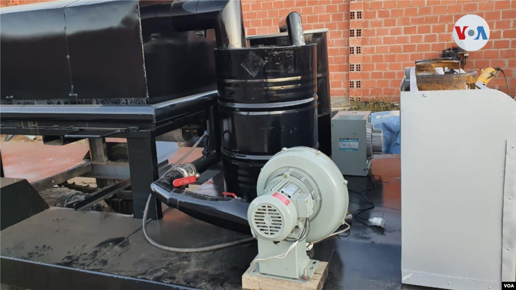 El horno crematorio móvil funciona conectado a garrafas de GLP o también a gas natural.