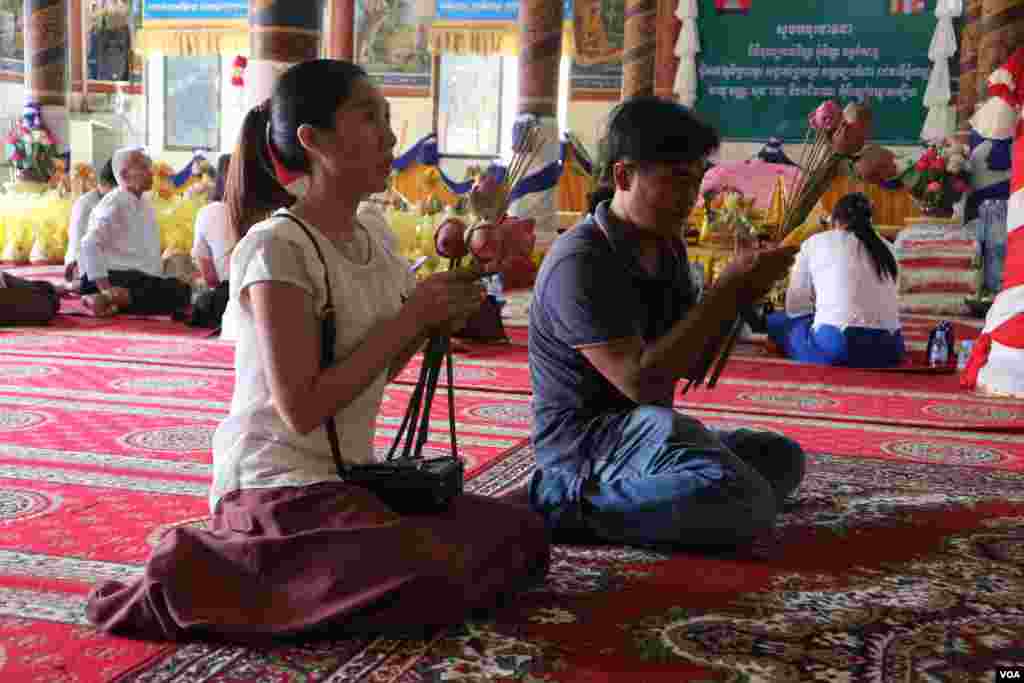 ប្រជាពលរដ្ឋកំពុងអុជធូបបួងសួង ក្នុងថ្ងៃបិណ្ឌទី១៣ នៃពិធីបុណ្យភ្ជុំបិណ្ឌនៅរាជធានីភ្នំពេញ នៅថ្ងៃទី២៦ ខែកញ្ញា ឆ្នាំ២០១៩។ (កាន់ វិច្ឆិកា/VOA)