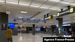 Ikibuga c'indege ca "Washington Dulles International Airport in Dulles" kiri muri Reta ya Virginiya