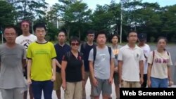 7月30日從中國各地趕來的工友、學生、沈夢雨等15人到深圳坪山區政府給書記遞交公開信。（推特截圖） 