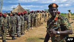 Le général de brigade Lul Ruai Koang, porte-parole de l'Armée populaire de libération du Soudan (APLS), aux côtés des troupes près de Juba, Soudan du Sud, 14 avril 2016.