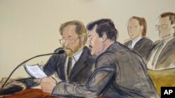En este dibujo hecho en una sala de la corte federal de Brooklyn, en Nueva York, el miércoles 17 de julio del 2019, Joaquín "El Chapo" Guzmán, a la derecha, lee un documento, junto a un intérprete, minutos antes de ser sentenciado a cadena perpetua. (Elizabeth Williams via AP)