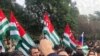 Протестующие митингуют у здания парламента в Сухуми, столице сепаратистского региона Грузии Абхазии, 15 ноября 2024 года.