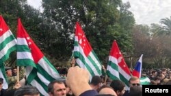 Протестующие митингуют у здания парламента в Сухуми, столице сепаратистского региона Грузии Абхазии, 15 ноября 2024 года.