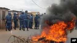 Des pneus en flammes dans Bujumbura, 26 avril 2015