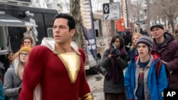 En esta imagen difundida por Warner Bros., Zachary Levi, a la izquierda, y Jack Dylan Grazer en una escena de "Shazam!" (Steve Wilkie/Warner Bros. Entertainment vía AP)