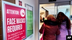 ARCHIVO: Foto anuncia requisito de máscara en un hospital de Buffalo Grove, Illinois el 13 de enero de 2023.