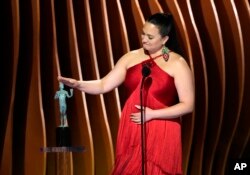 Lily Gladstone acepta el premio por destacada actuación de una actriz en un papel principal por "Killers of the Flower Moon" durante la 30ª edición anual de los premios SAG el sábado 24 de febrero de 2024 en el Shrine Auditorium de Los Ángeles.
