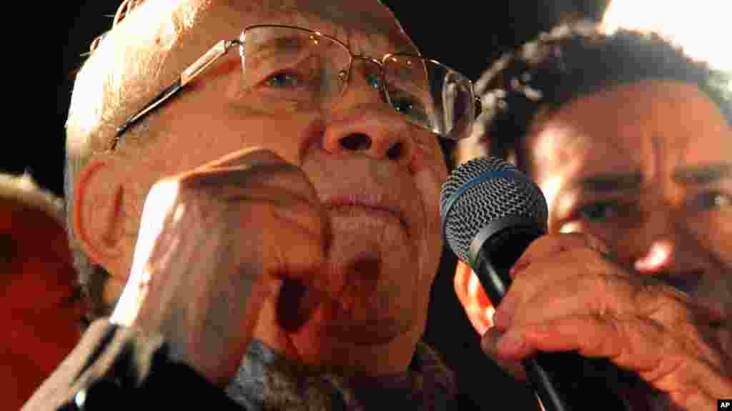 Dan takarar shugaban kasa Baji Caid Essebsi yana jefa tashi kuri'ar, Disamba 21, 2014.