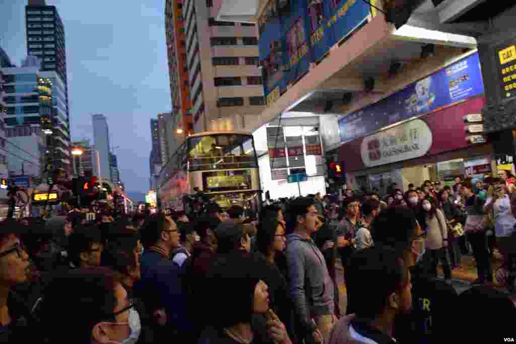 有示威者一度佔據元朗一段馬路。(美國之音湯惠芸攝)