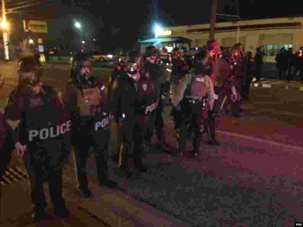 Des échauffourées ont eu lieu dans les rues après qu'un grand jury a décidé de ne pas inculper l'agent de police Darren Wilson dans la mort de Michael Brown, Ferguson, Missouri, le 24 novembre 2014. (Kane Farabuagh / VOA)