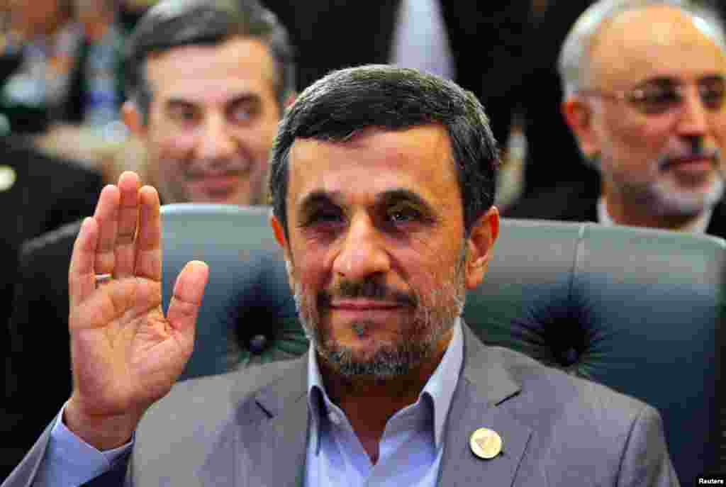 Iran's President Mahmoud Ahmadinejad attends the OIC summit in Cairo, February 6, 2013.
