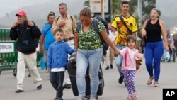 La Agencia de la ONU para Refugiados (ACNUR) calcula que para 2020 unos 6,5 millones de migrantes venezolanos podrían estar fuera de su país, de donde huyen por la severa crisis.
