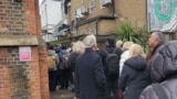 英國規劃官員就中國駐倫敦“超級大使館”計劃在英國時間星期二早上舉行公聽會，公聽會場外排隊的人。（照片來源：英國沃京罕區議會（Wokingham Borough Council）議員吳兆康的臉書賬號）