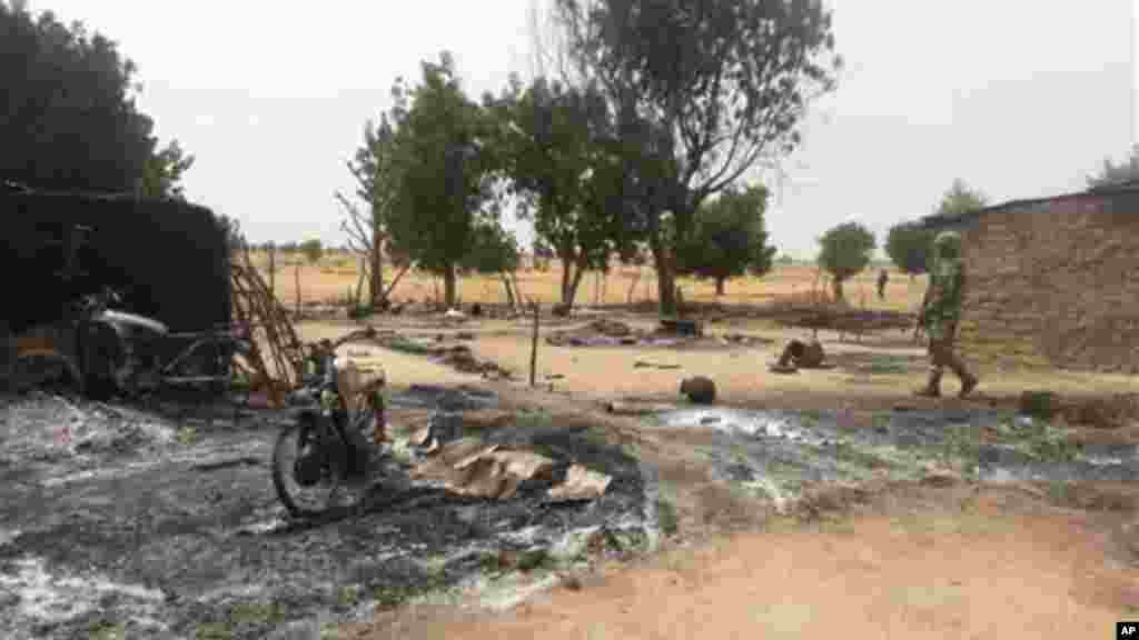 Wasu gidaje da aka kona a harin da ake zaton ‘yan Boko Haram ne suka kaishi a Kawuri dake Maiduguri, Junairu 28, 2014.