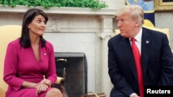 ARCHIVO: El presidente de EEUU, Donald Trump, habla con la embajadora ante la ONU, Nikki Haley, en la Oficina Oval de la Casa Blanca después de que se anunció que el presidente había aceptado la renuncia de Haley en Washington, el 9 de octubre de 2018. REUTERS/Jonathan Ernst
