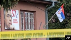 Policija je ogradila mesto ubistva srpskog političara Olivera Ivanovića, ispred njegove kancelarije u severnom delu Kosovske Mitrovice, 16. januara 2018.