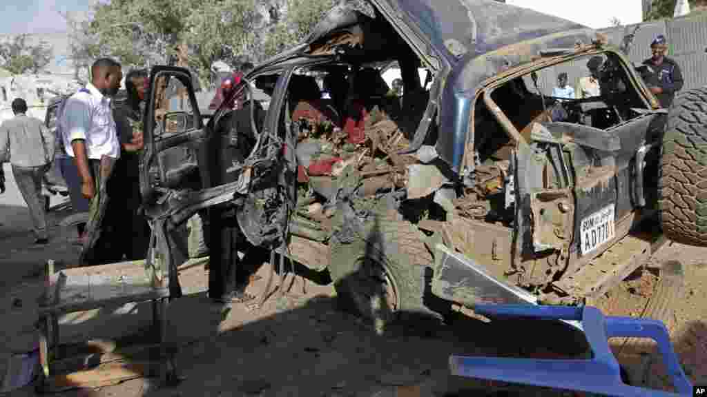 La scène après l'explosion d'une voiture piégée, le 9 mars 2016 à Mogadiscio.