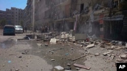 Scènes de désolation dans une rue d'Alep, en Syrie, après des bombardements aériens le 9 septembre 2016.