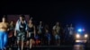 Los migrantes caminan en caravana por una carretera rumbo a la frontera con Estados Unidos, en Saltillo, México, el 7 de noviembre de 2024. REUTERS/Daniel Becerril.