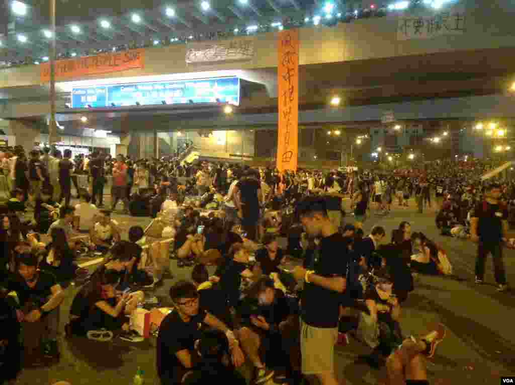 香港爭真普選全民抗爭星期二進入第3天(美國之音圖片/海彥拍攝)