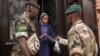 Des soldats de l'armée malgache distribuent des masques et des échantillons d'une tisane présentée par le président Rajoelina comme un remède contre le coronavirus à la population à Antananarivo à Madagascar, le 22 avril 2020.