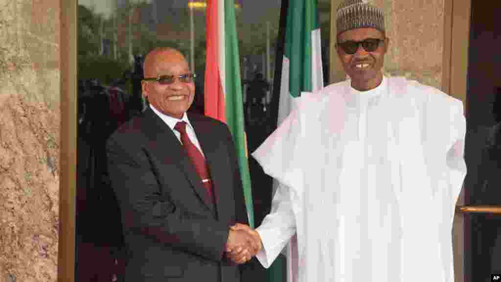 Le président sud-africain Jacob Zuma et son homologue nigérian Muhammadu Buhari, à la sortie d'un tête-à-tête entre les deux chefs d'Etat à Abuja au Nigéria, le 8 mars 2016.