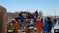 Combatientes del Talibán patrullan la ciudad de Farah, capital de la provincia del mismo nombre, en Afganistán, el 11 de agosto de 2021.