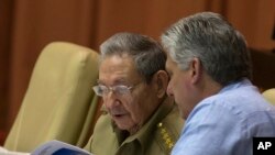 El presidente cubano Raúl Castro y el vicepresidente Miguel Díaz Canel, durante la segunda sesión legislativa del año en la Asamblea Nacional, en La Habana. Dic. 29 de 2015