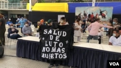 Una ciudadana, en una plaza al este de Caracas, convirtió su vestimenta en una pancarta donde se lee 'Salud de luto, no más muertos'. Abril 14, 2021. Foto: Álvaro Algarra - VOA.