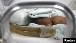 Seorang bayi prematur dengan paru-paru yang belum berkembang menerima bantuan pernapasan.