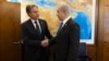 Menlu AS Antony Blinken (kiri) bertemu PM Israel Benjamin Netanyahu di Yerusalem 10 Juni lalu (foto: dok). 