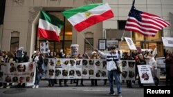 Decenas de personas protestan contra la violencia de género en Irán ante la oficina de la UNICEF en San Francisco, EEUU, el 30 de noviembre de 2022.